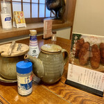 とんかつ一幸 - とんかつ…牡蠣フライを
      美味しくいただくための調味料達…