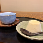 とんかつ一幸 - 〆のデザート‼️
      焙じ茶とアロウカナババロア…(#^.^#)