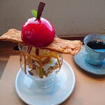 ビュー カフェ オタル アールファイブ ユアータイム - 林檎パイ仕立てのパフェ