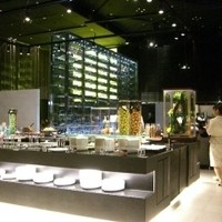 リュクス ダイニング ハプナ - ワインタワーとスイーツコーナー