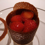 ハジメ - fraise（黒糖の生地のなかにイチゴ、カラメルのアイス、クランブル）