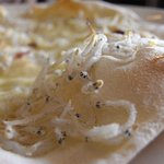 ピッコロ　ヴァーゾ - シラスとアンチョビのピッツア（シラスのアップ）