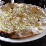 ピッコロ　ヴァーゾ - シラスとアンチョビのピッツア全体