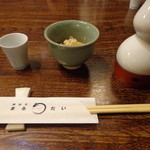 鰻 まるだい - 付きだしと熱燗一合