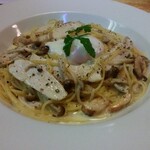 窯右衛門 - 松茸とチキンのカルボナーラ。