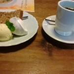 窯右衛門 - 紅茶のシフォンケーキ、ブレンド珈琲。