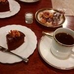 シティーライト - マンデリン(右)、ノアケーキ(左)。