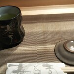 寿し芳 - お箸、しょうゆ差し、お茶。