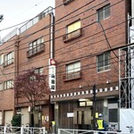 山田屋 - 暖簾がふたつ。手前はフロア側、奥はレジ側。