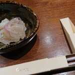 料理とワイン じょかーれ - お通しにフグのカルパッチョ   お箸もステキ
            (お箸はプレゼント♪帰る際 丁寧に包んでくれます) 