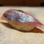鮨 さいとう - 肉厚に脂の乗った鯵に、摺った小葱がよく合う。鯵って本当に美味しい魚だと思いました。