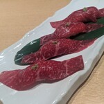 Akaminikusemmonkoshitsuyakinikuichinanamarumaru - 絶品！黒毛和牛握り寿司