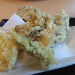 そば夢処 きた村 - 野菜の天ぷらは舞茸、獅子唐、サツマイモ、南瓜、エノキでした。 どれもサックサクで美味しいです。