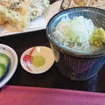 そば夢処 きた村 - ツユは濃いめで鰹の出汁が効いており、蕎麦や天ぷらにも合いました。