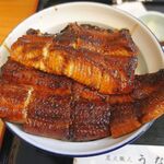 炭火職人 うなみ - 特上丼2600円。生体重量約285g/本(3.5P)炭火職人うなみ(愛知県西尾市) 食彩品館撮影炭火職人うなみ(愛知県西尾市) 食彩品館撮影