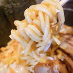 中屋 - 麺LiftUp：こだわりの”太麺”を特製の”醤油ダレ”と”香味油”でよく和えてあるため、麺を上手に摘まみ上げられません。