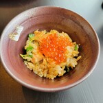 和ごころ 宗像 - 鮭をほぐし、イクラをオン。美味しい。