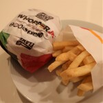 バーガーキング - あら、包み紙がワッパージュニアチーズになっているよ。よく間違わないな…。