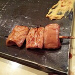 もつやき　婁熊東京 - おまかせ串：シロコロ（大腸）。この脂の旨さたら♪