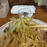 ラーメン二郎 - ヤサイとネギが絡んで旨い