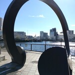 ラーメン二郎 - オブジェの向こうには水上ホテルがあります