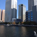 ラーメン二郎 - 真中のビルの裏手にオフィスがあります