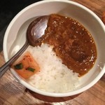 焼肉ハウス大滝 - 小牛スジカレーを半分に、
