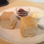 MITSUTEA - 英国風スコーンに全粒粉のスコーン　クロテッドクリームとジャムそえ