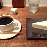 石かわ珈琲 - めいげつブレンド、チーズケーキ