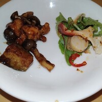 赤坂 四川飯店 - 連れの味見　左:鶏肉の甘味噌炒め　右:ホタテ・ホッキ貝・小柱のピリ辛粒マスタードサラダ