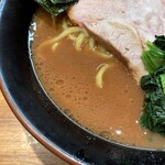 輝道家 - 醤油感強めのスープ。