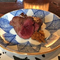 たでの葉 - 蝦夷鹿 ヒレ 炭火焼き + ホースラディッシュの醤油漬け（アップ）