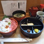 生麦 - 過去投稿写真と見比べると…
(標準デフォの)海鮮ちらし900円注文ですが…
+100円で月とスッポン…雲泥の差に？(^_^;)苦笑
丼から溢れんばかりのネタ？全く違いましたけど大盛りにすれば豪華なん？