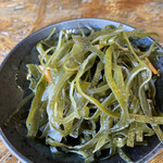 Umi No Ie - お通しの昆布の炒め物。歯応え、香り、味付けから料理への期待が高まります。
