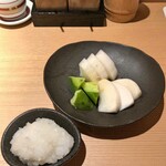 焼鳥 おみ乃 - おろし + 漬物