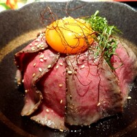 華蓮 博多店 - ローストビーフ丼のアップ