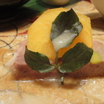 イノシシ肉とフォアグラとピスタチオのテリーヌ柿の実のせ