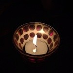 座ると灯されるキャンドル