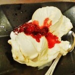 さくら水産 - デザート　は　ごろっと果実　ミックスベリーとアイス　280円