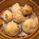 石庫門 - 点心盛合せ　　上海小籠包、海老蒸し餃子、肉焼売
