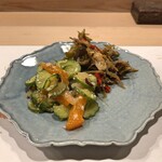 うを徳 - 京都 万願寺とうがらし（赤・青）とじゃこの山椒炊き + 柿と胡瓜と海月の胡麻酢和え