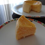 Yatsugatake Famazu Keki - 何とかカットしてみました(^o^;)上はふんわりふわふわのチーズケーキ、下は濃厚なめらかなチーズクリームが入っています♪(о´∀`о)