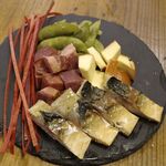 Gyuukushi Uokushi Noge Zaurusu - 「燻製盛り合わせ5種盛り」1200円は、上から時計回りに茶豆、馬タン、スモークチーズ、サバ、イカの身＆キモをあわせた燻製が盛り付けられています！