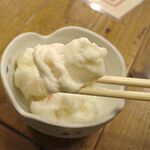 Gyuukushi Uokushi Noge Zaurusu - 芋の食感が活きたお通しのポテトサラダを食べて食事スタート！