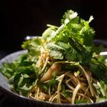 ホルモン人生タロちゃん - 干し豆腐とパクチー和えで酒が進む、、、