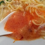 濃厚鶏白湯タンメン まつ井 - ラー油と生姜投下