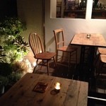 Bistro Rojiura - 渋谷東急ハンズから徒歩３０秒とは思えない静かな空間。テラス席。アンティークのアーコールチェアとワインと植物と。