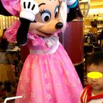 シェフ・ミッキー - ミッキーシェフと同じユニフォームを着るおまごちゃんに驚くミニーちゃん ＠CHEF MICKEY