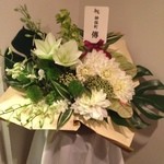 Convivio - 傳とも親しいそうです。和食店のせいか、いちばんシックな花束でした。