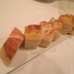 Convivio - 左から　☆8パーネ・トスカーノ　☆7ローズマリーのフォカッチャ　☆9　レモンピール・オレンジピールを利かせたクルミパン　